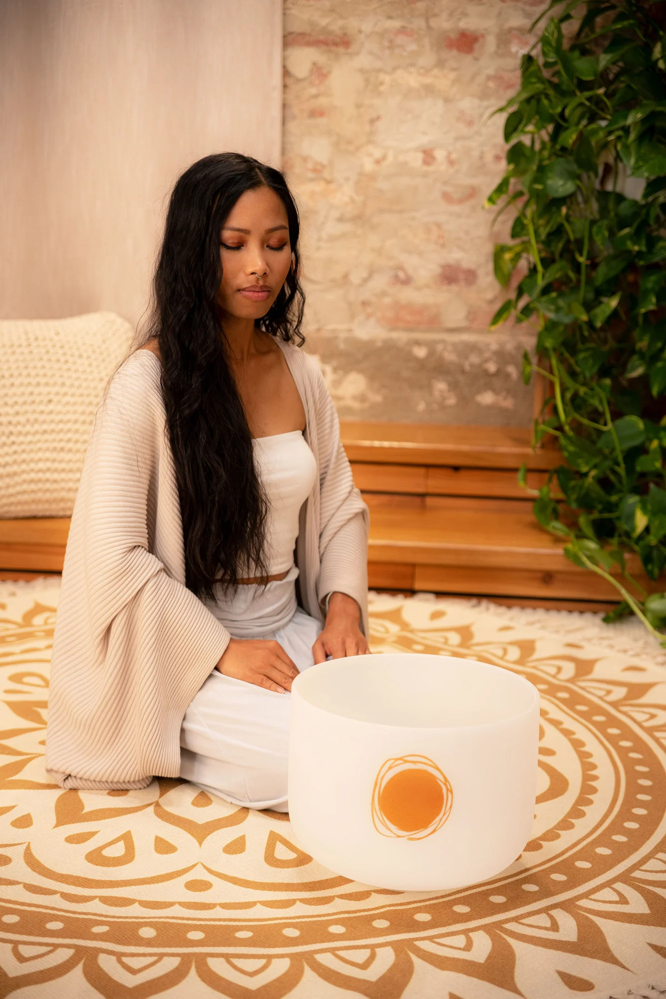 Meinl Sonic Energy Planetary Tuned Crystal Singing Bowl, 12" / 30 cm, Schumann Ressonance 250.56 Hz, Crown Chakra - Image 2